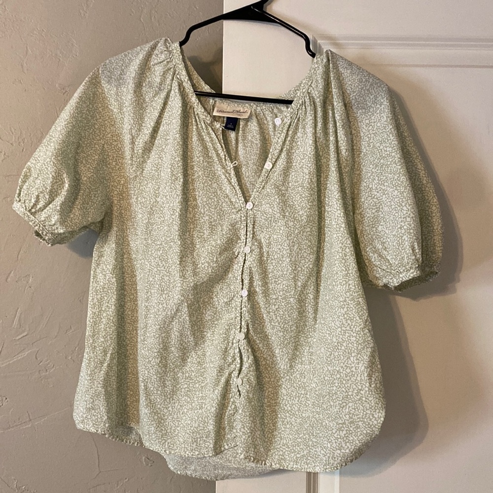 Soft green/white blouse. Button detailing, bubble sleeve.